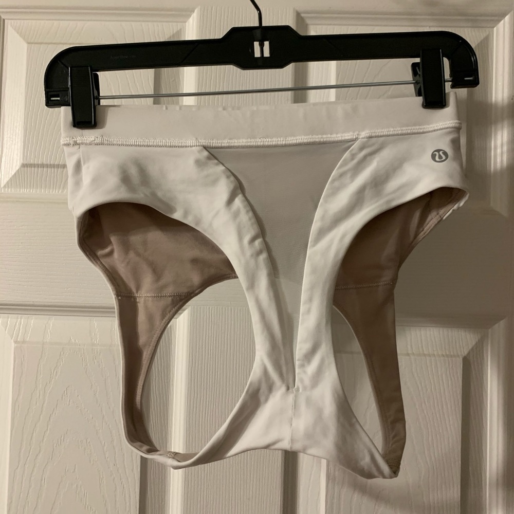 Lululemon Sports Bra Size 6 (S) White